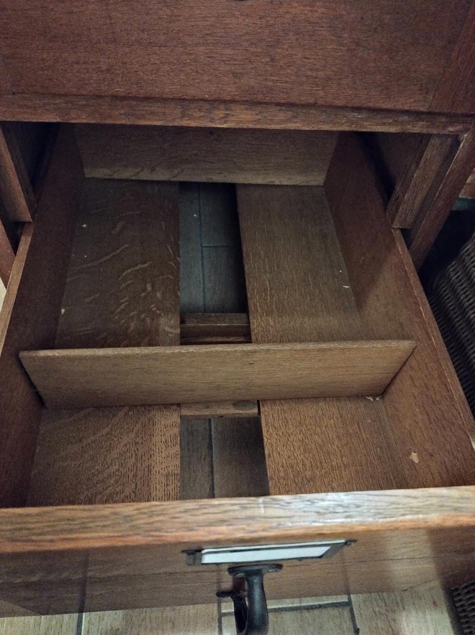 Leuke oude notariskast voorzien van 4 grote lades