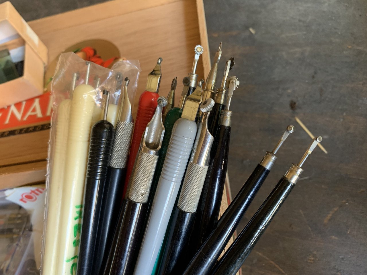 Te koop 2 sigarendoosjes met diverse inhoud