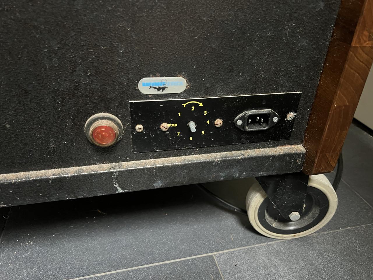 Mooie retro koelvitrine op wieltjes