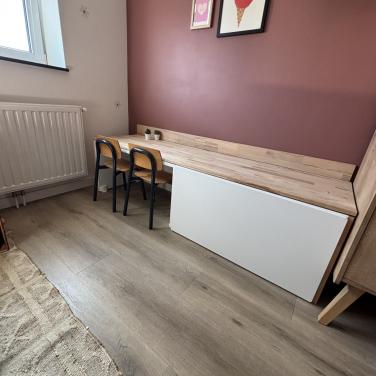 Kinderbureau met twee stoeltjes