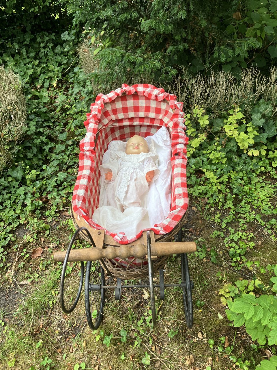 Vintage poppenwagen met lieve pop