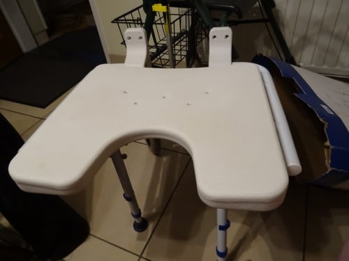TE KOOP BADSTOELTJE VOOR AAN DE MUUR  [NIEUW ]