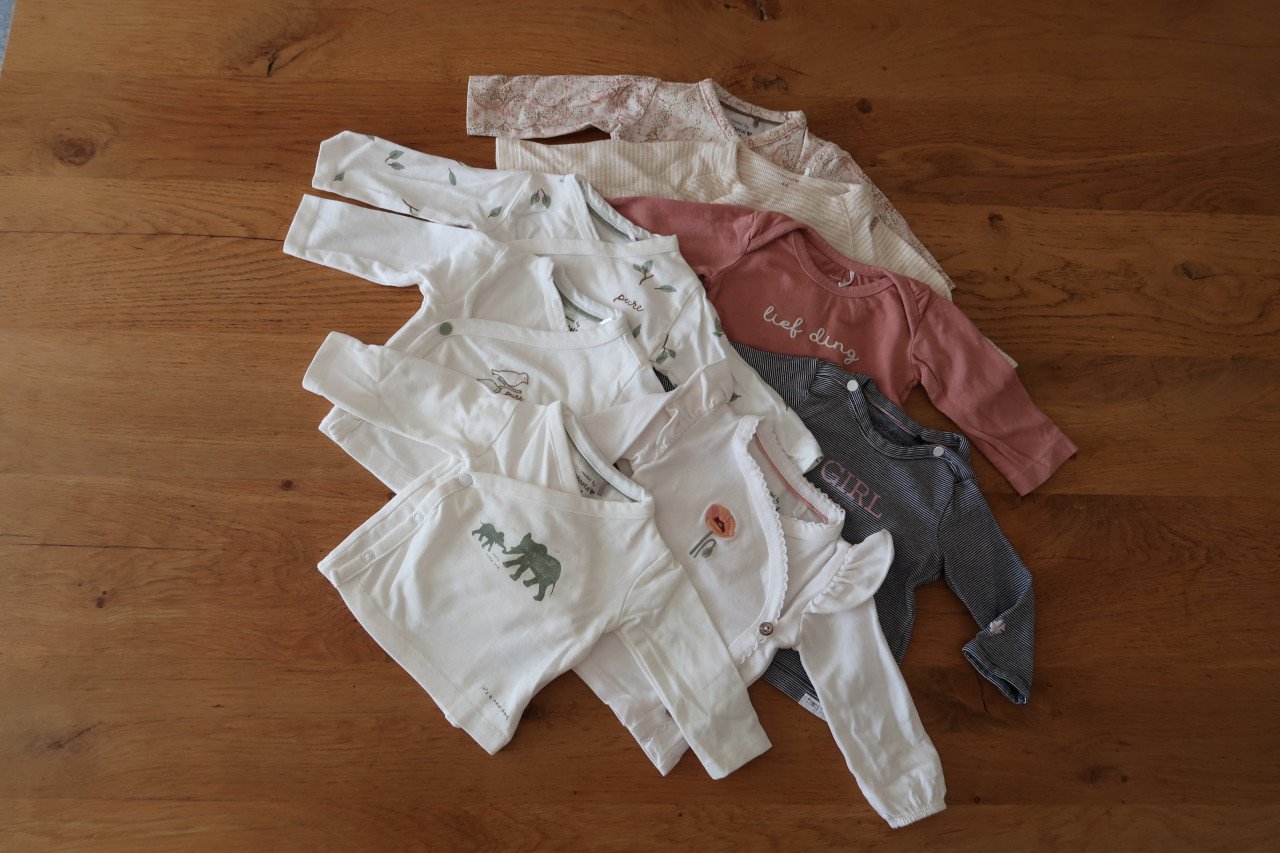 Baby rompertjes, truitjes en box pakjes alles in maatje 44 en z.g.a.n.