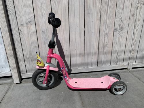 Leuke roze Puky step met drie wielen