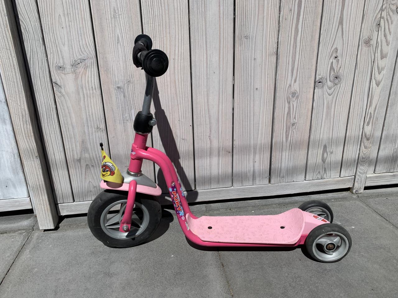 Leuke roze Puky step met drie wielen