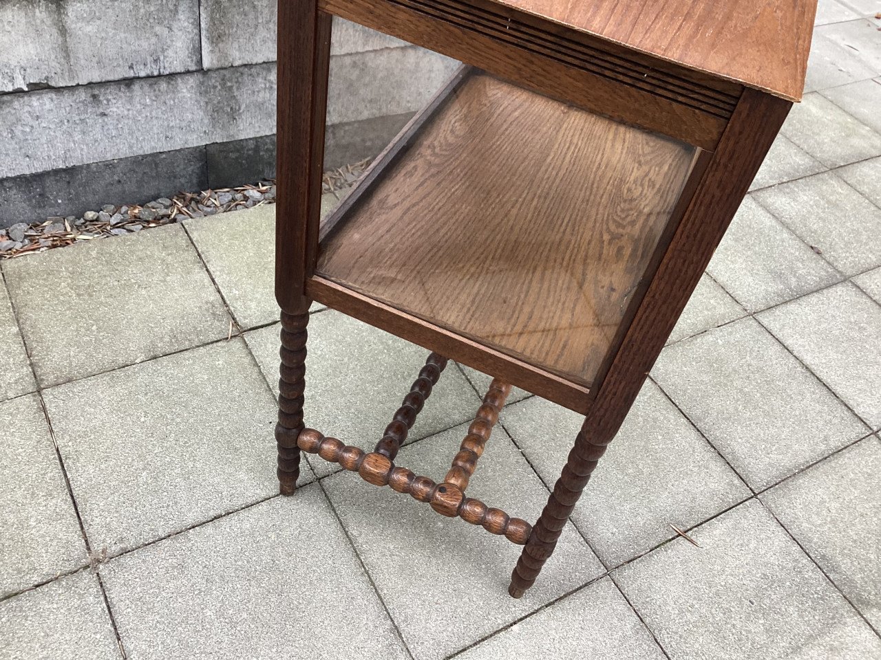 Antiek theekastje met geslepen glas en afneembaar dienblad GOES