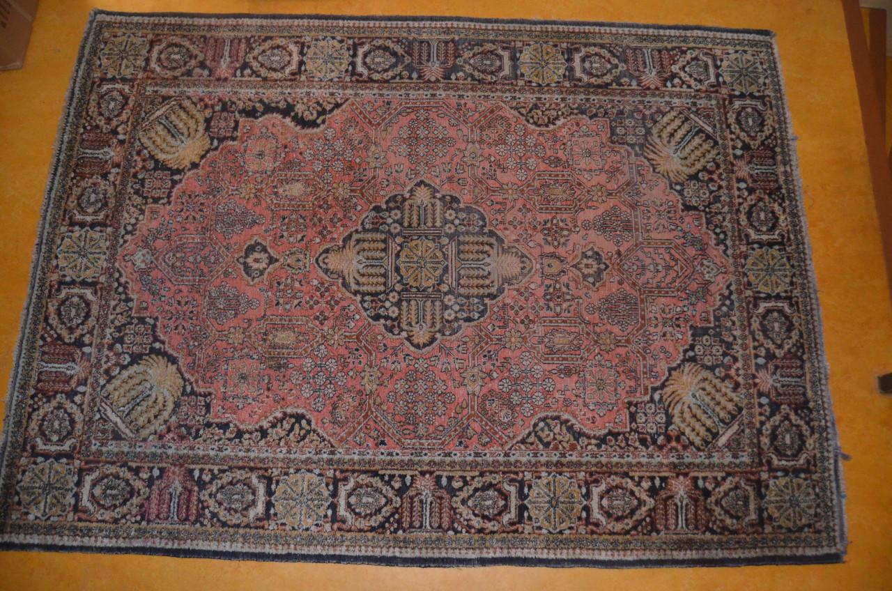 Klein Perzisch tapijt, ook deze kan niet echt vliegen.......