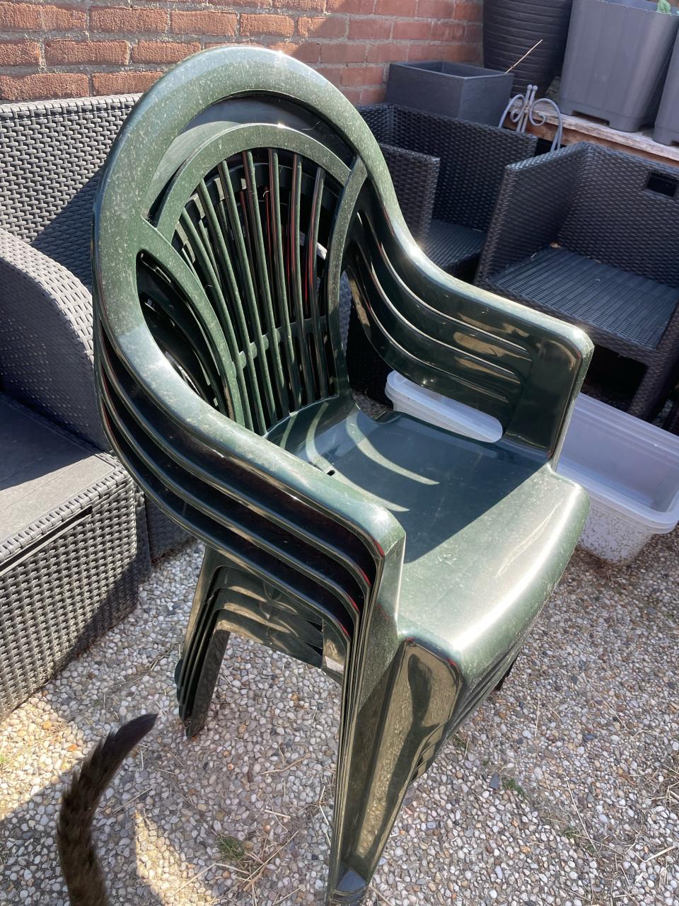 4 groene stapelbare tuinstoelen