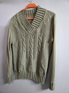 Beige vintage trui met een klassieke V-hals en een  kabelbreipatroon
