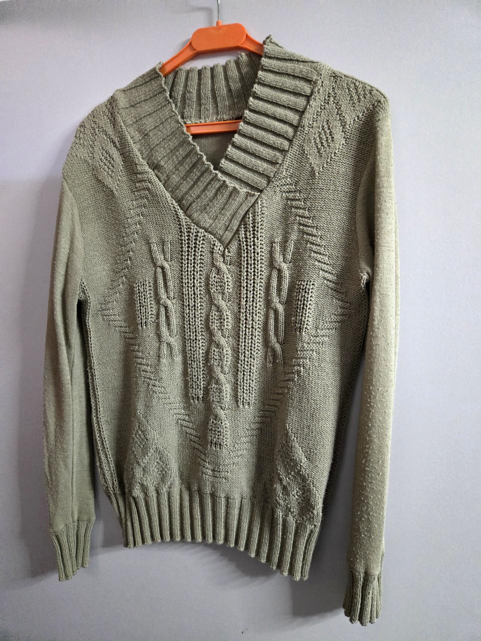 Beige vintage trui met een klassieke V-hals en een  kabelbreipatroon