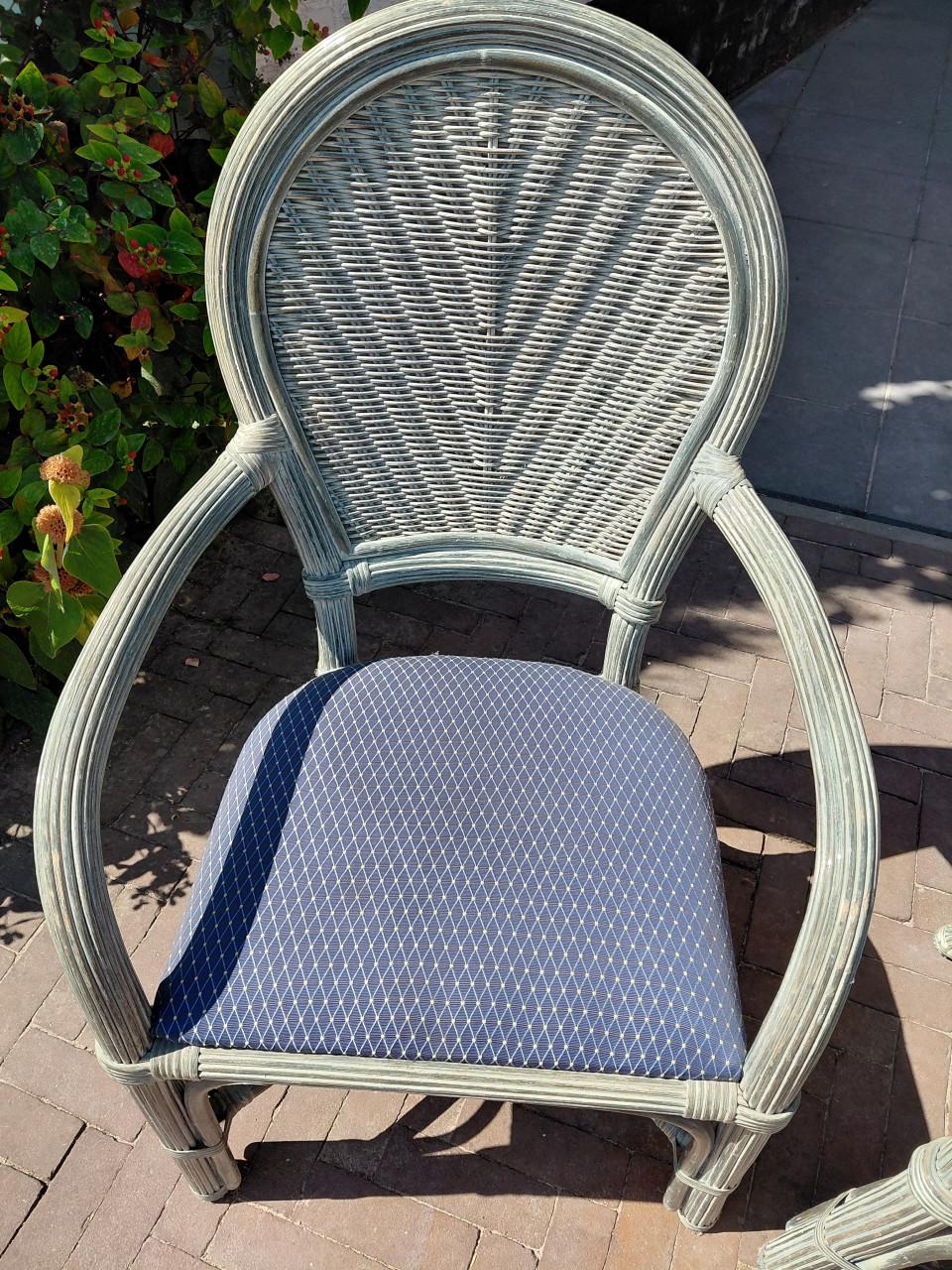 Twee rieten stoelen