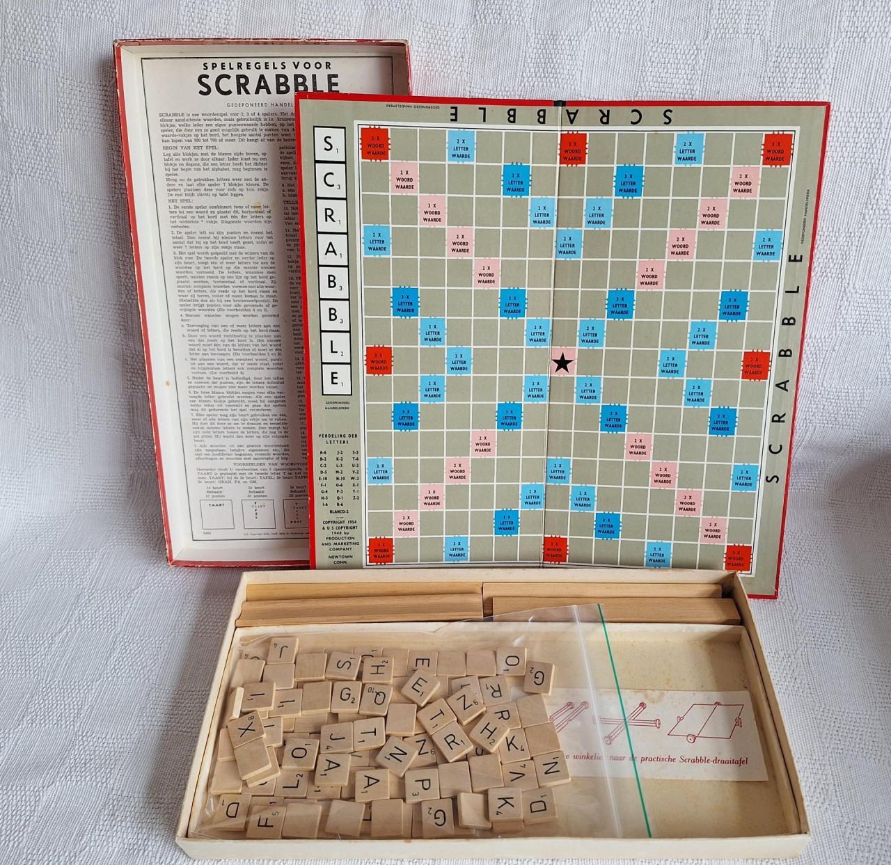 Scrabble met houten steentjes