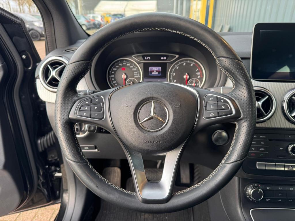 Mercedes-Benz B-Klasse 180 activity edition | leer | automaat |