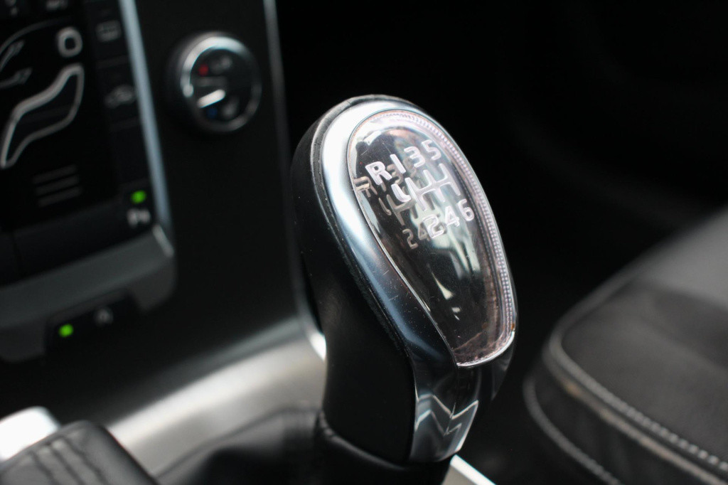 Volvo V40 1.6 t3 momentum -xenon - trekhaak - navi - achteruitrij camera - 