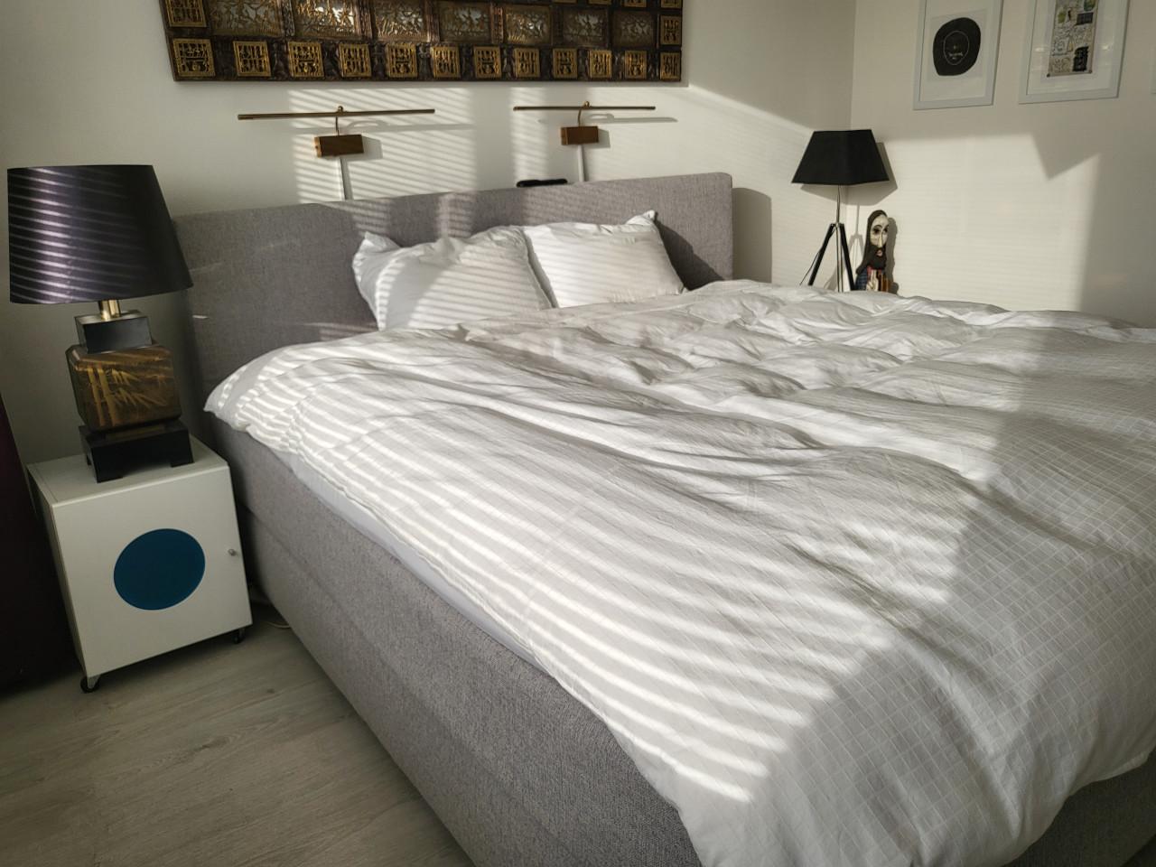 Te koop  grote boxspring Swiss Sense