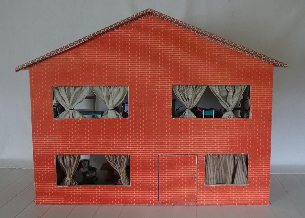 Poppenhuis met inrichting