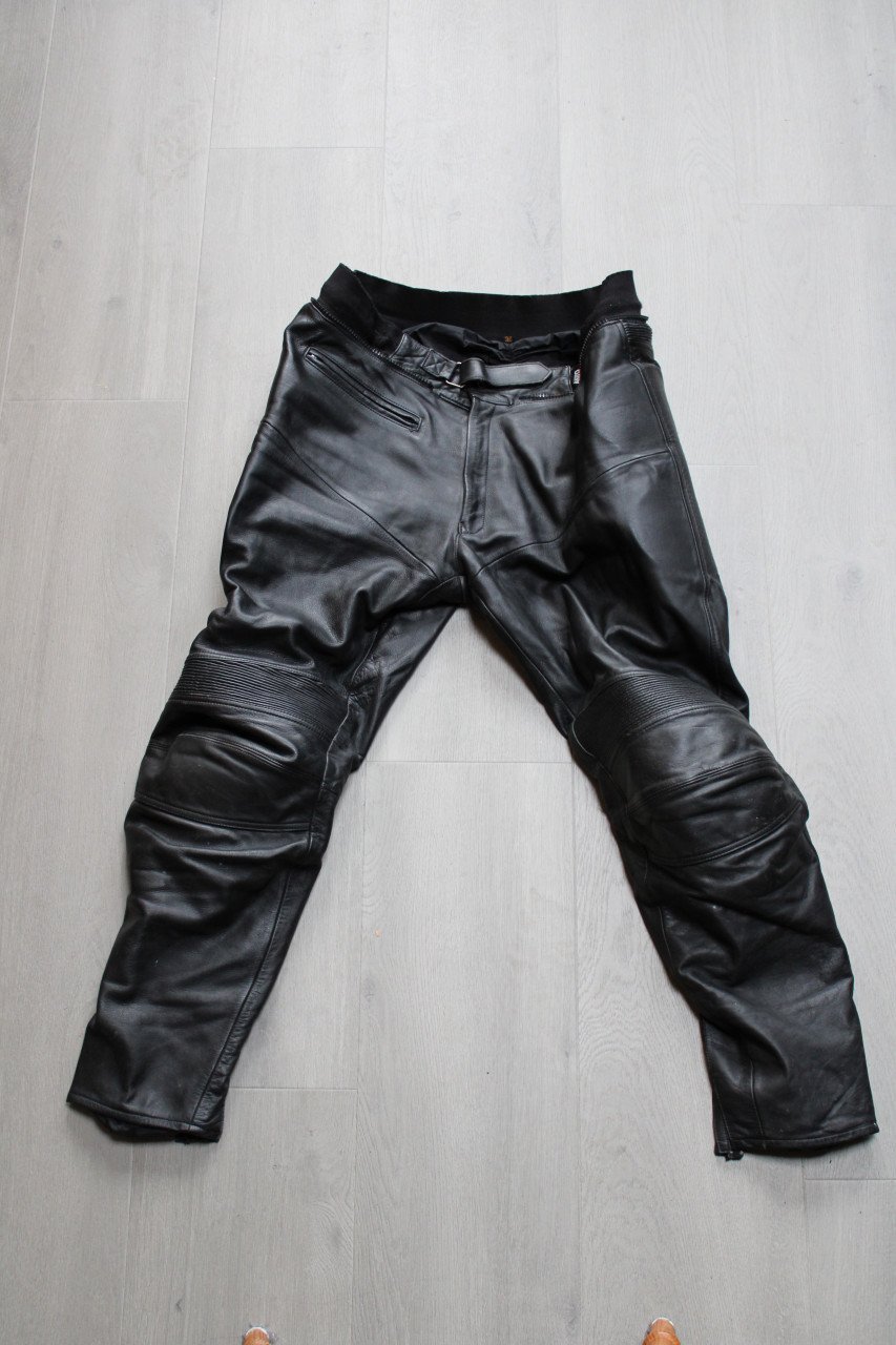 Lederen motorjas met broek en regenoverall maat 64