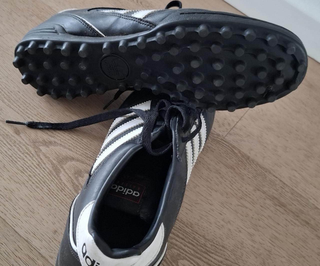 Te koop Adidas kunstgrasschoenen maat 42