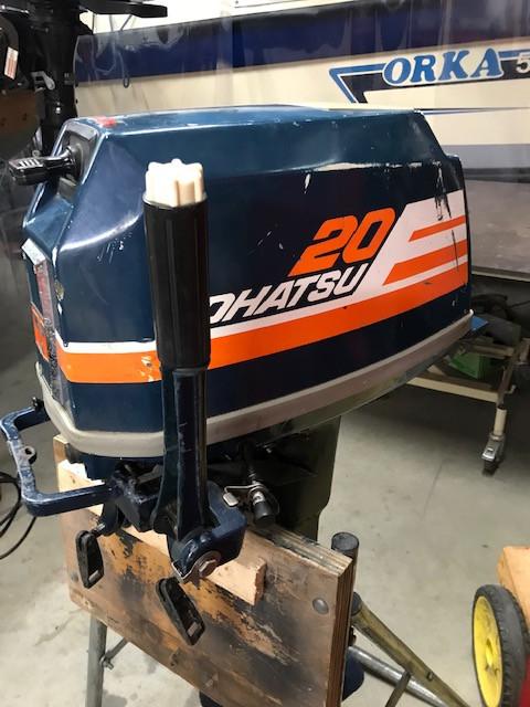 SUZUKI 9,9 EN TOHATSU 20 PK