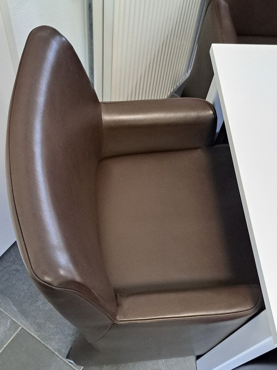 Mooie tafel & 4 bruine lederen stoelen