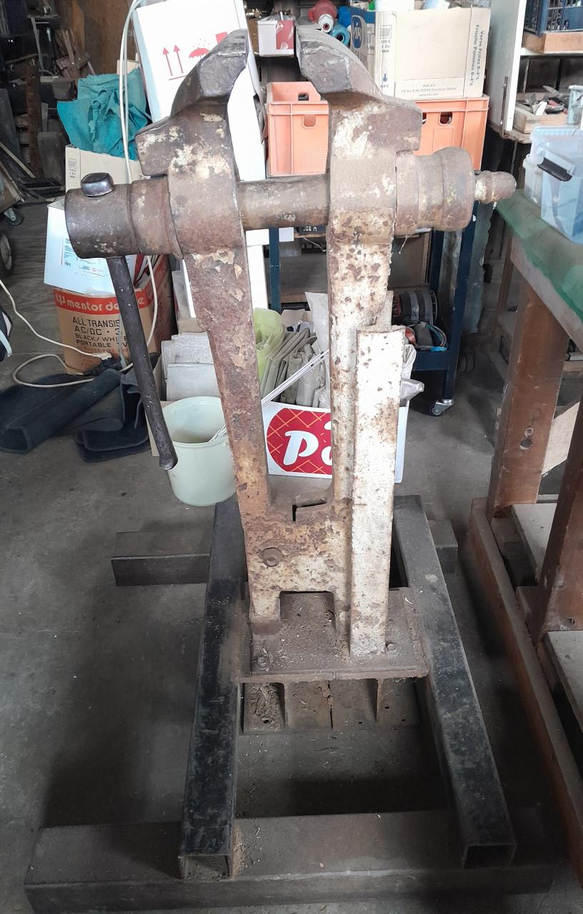 Zware  oude ijzeren bankschroef