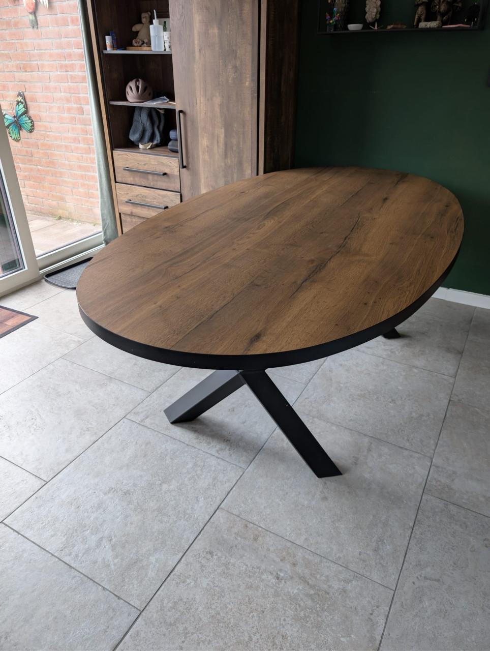 Hele mooie ovale eettafel