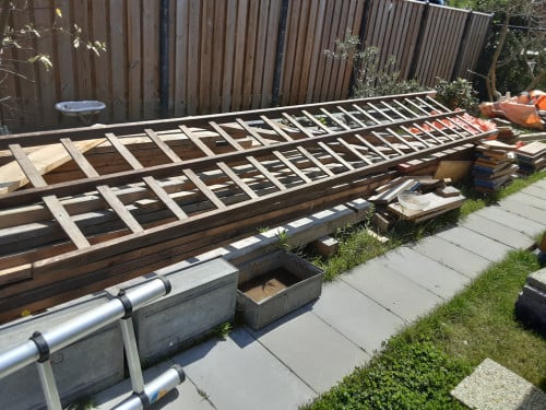 Oude stevige dubbele verhuis ladder .'t.e.a.b.