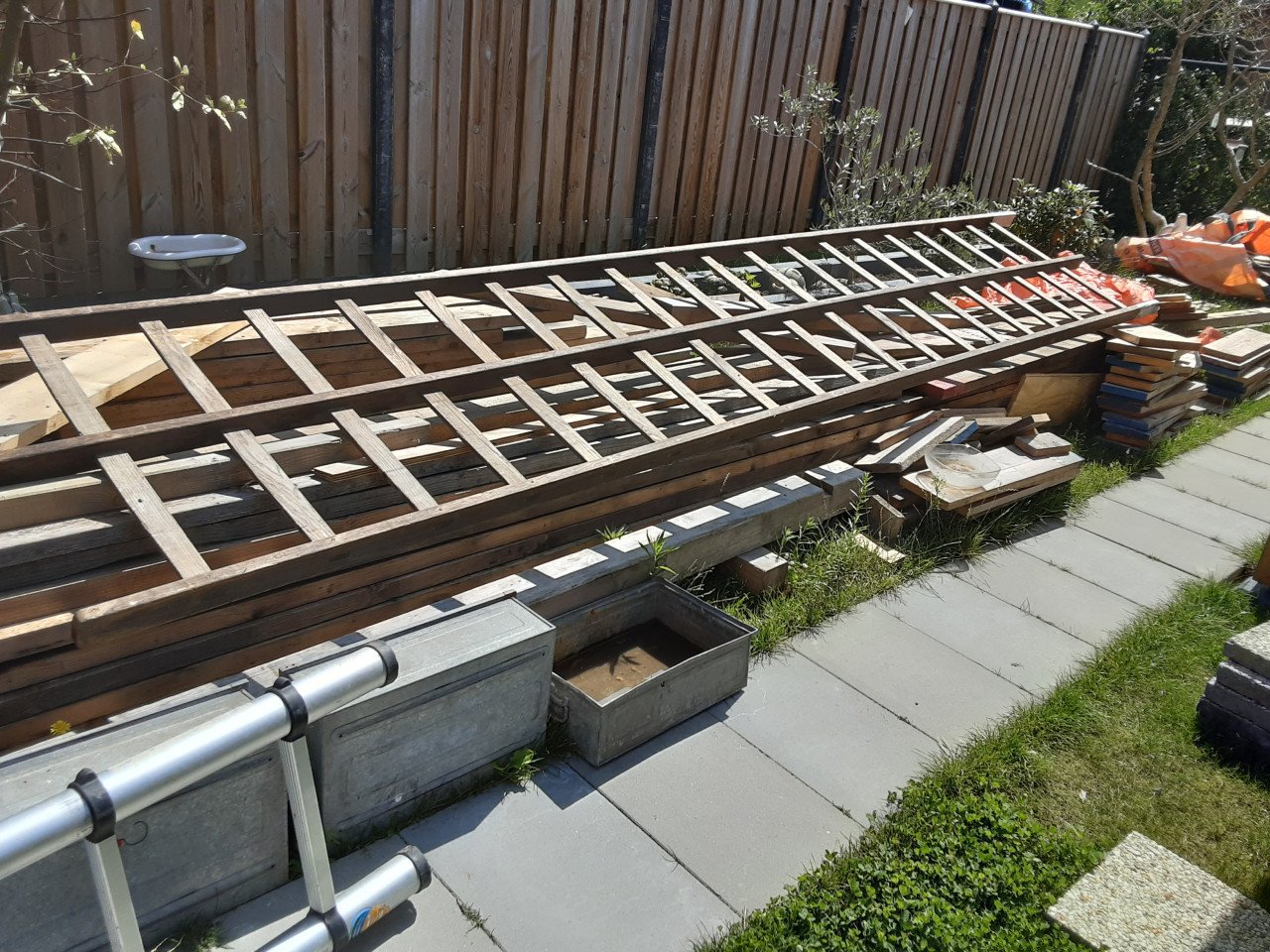 Oude stevige dubbele verhuis ladder .'t.e.a.b.