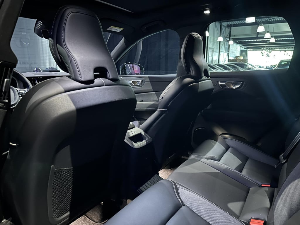 Volvo XC60 2.0 t8 plug-in hybrid awd plus black edition *luchtvering*hud*b&