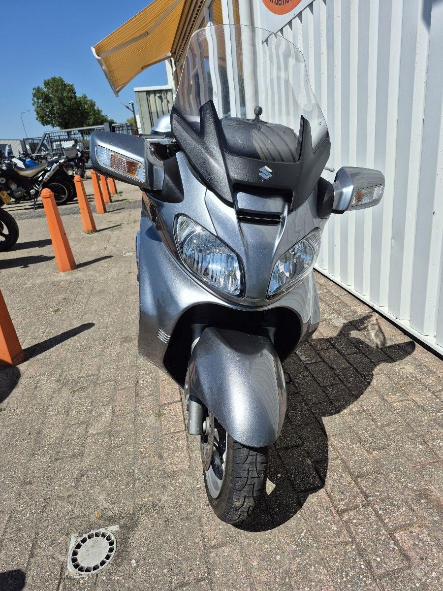 Suzuki Burgman 650 executive uit 2007, grote motorscooter