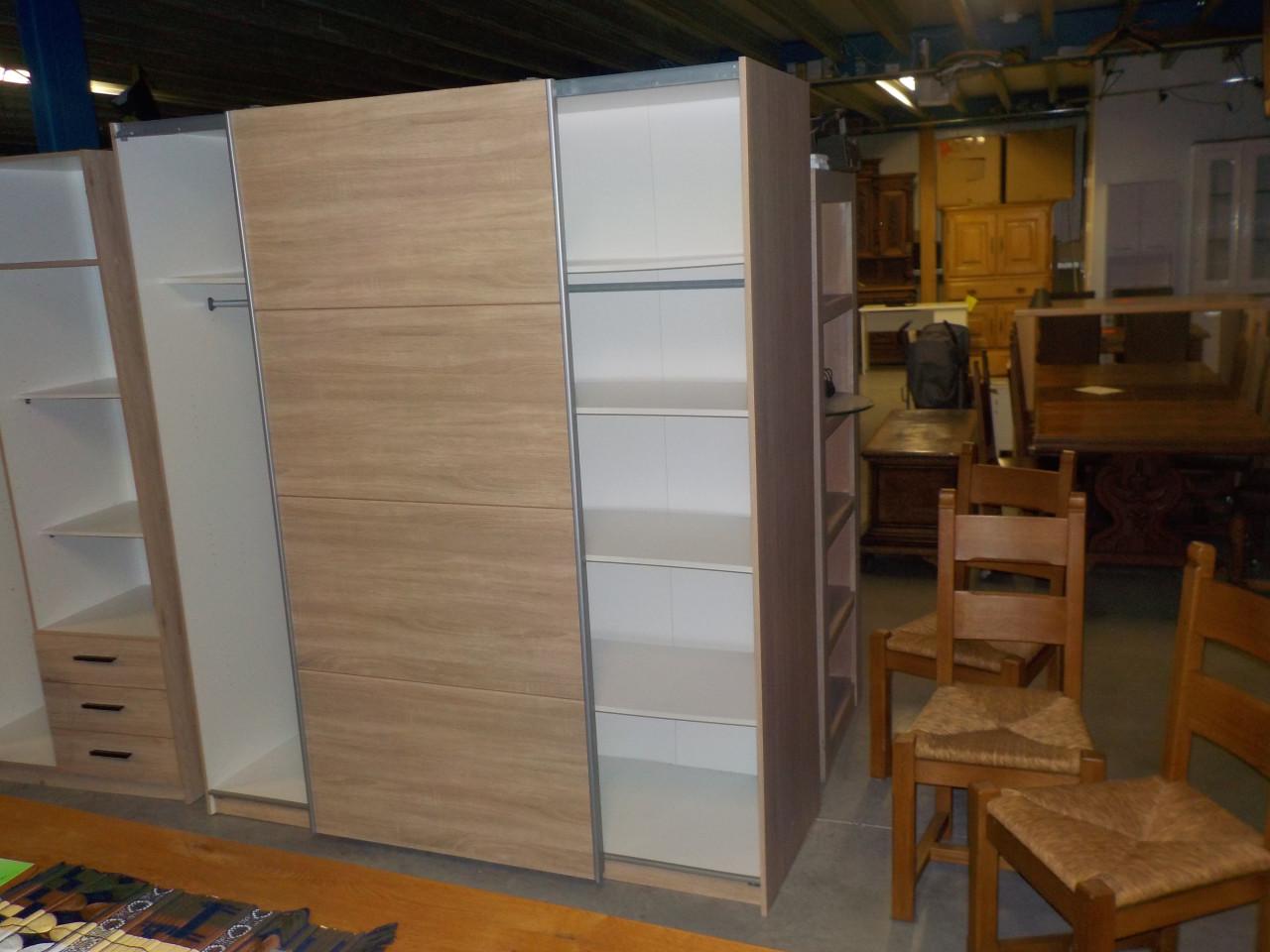 Mooie kwaliteit  kleerkast met 2 schuifdeuren in zeer goede staat