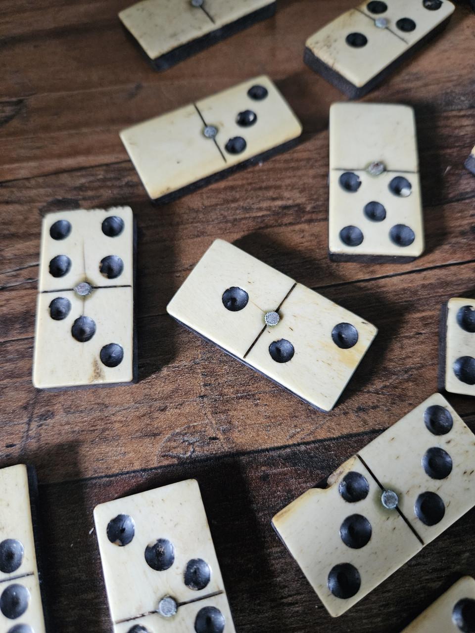 Antiek Domino Spel - van been metalen pin met houten doosje