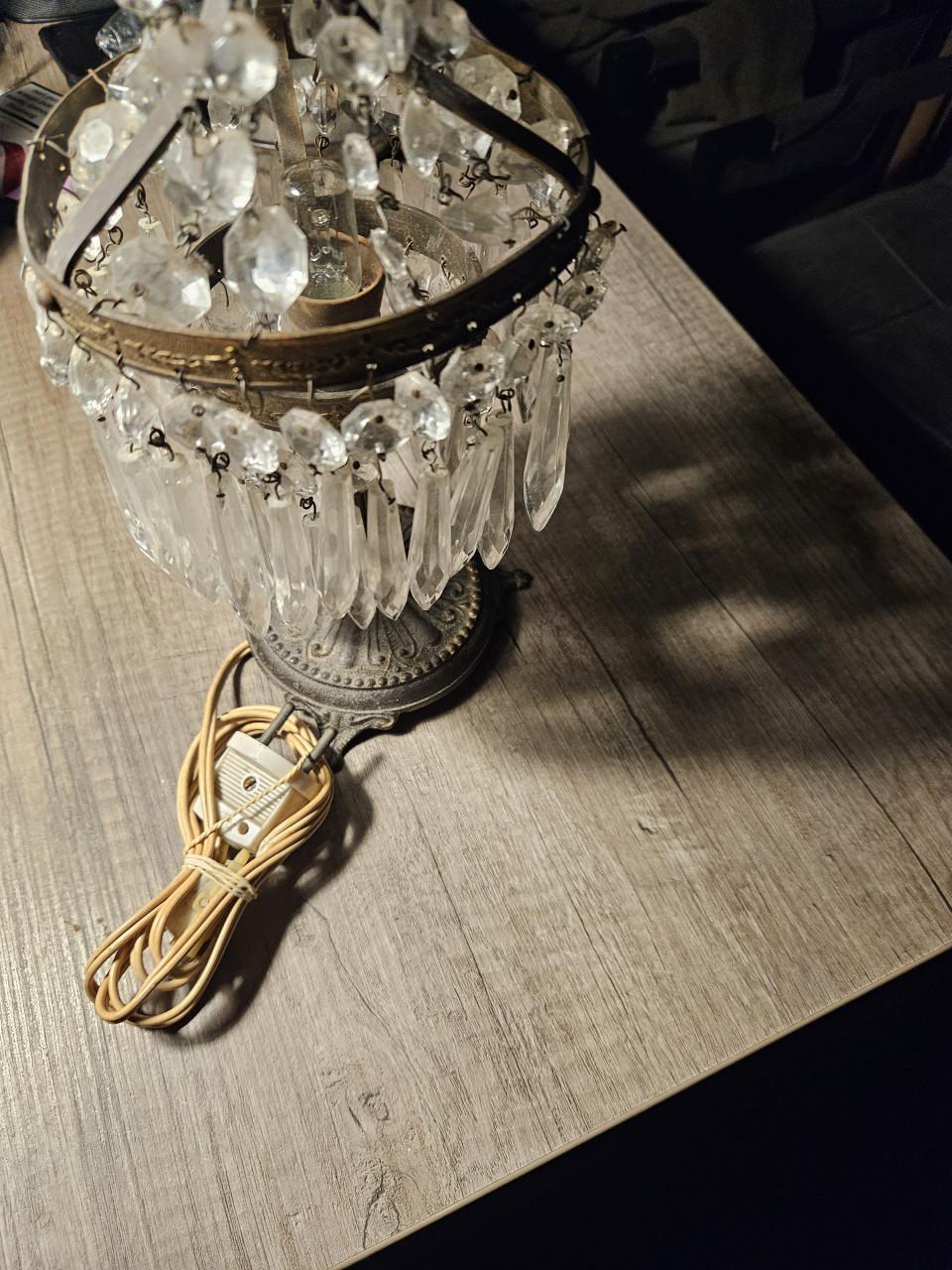 Prachtige antieke kristallen tafellamp met kralen en pegels