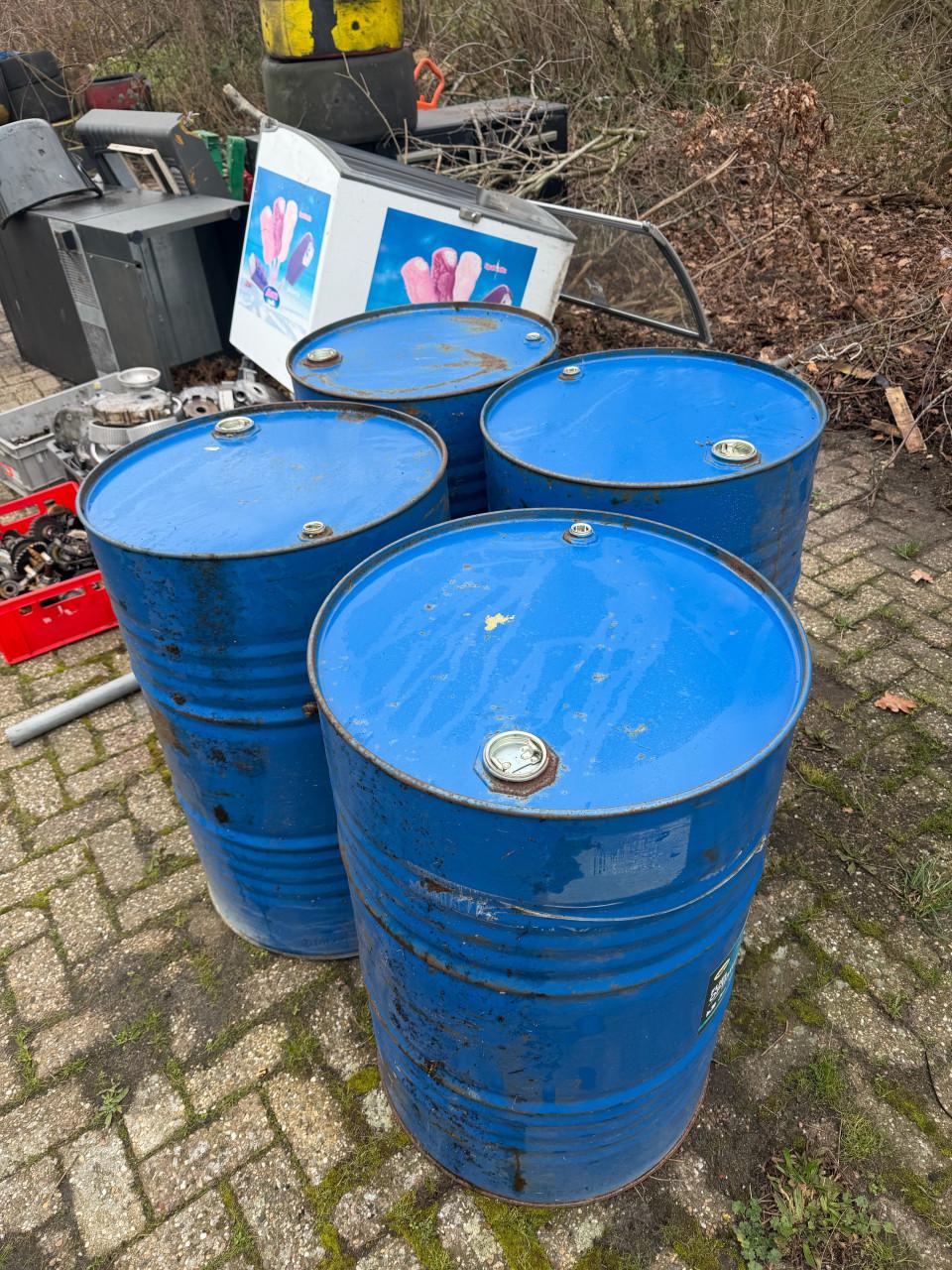 4x 210liter vat schoon van binnen.