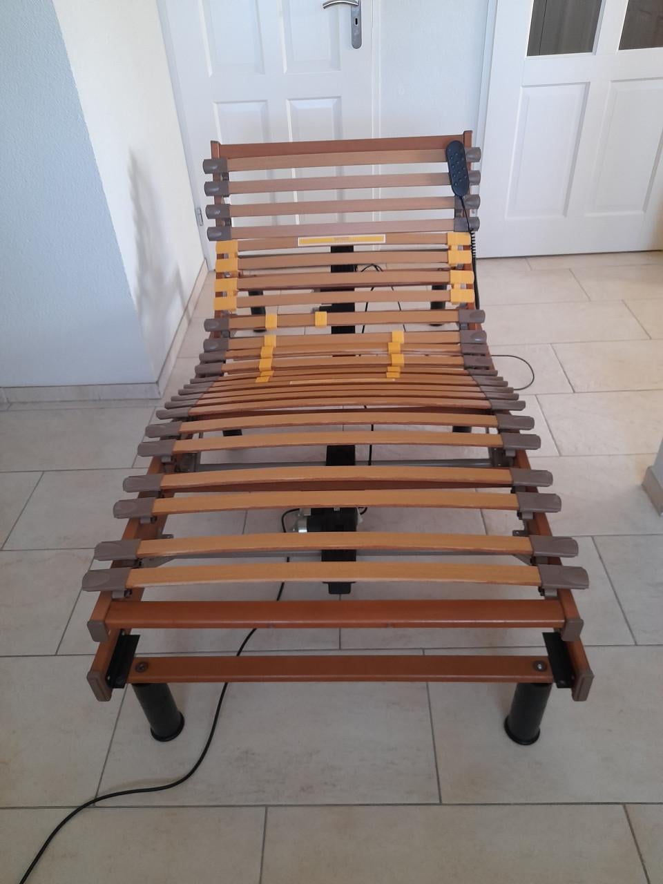 Electrische lattenbodem op poten 90 x 200 (in goede staat)