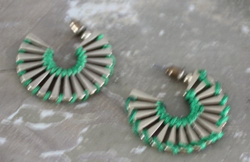 Goudkleurige oorbellen met groen