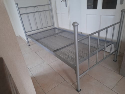 Metalen 1 persoons bed (in goede staat 90 x 200