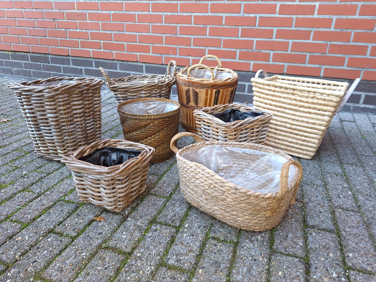 8 Rieten mandjes