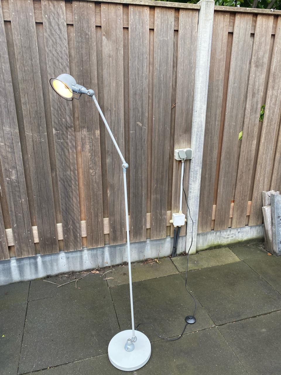 Staande industiele lamp.