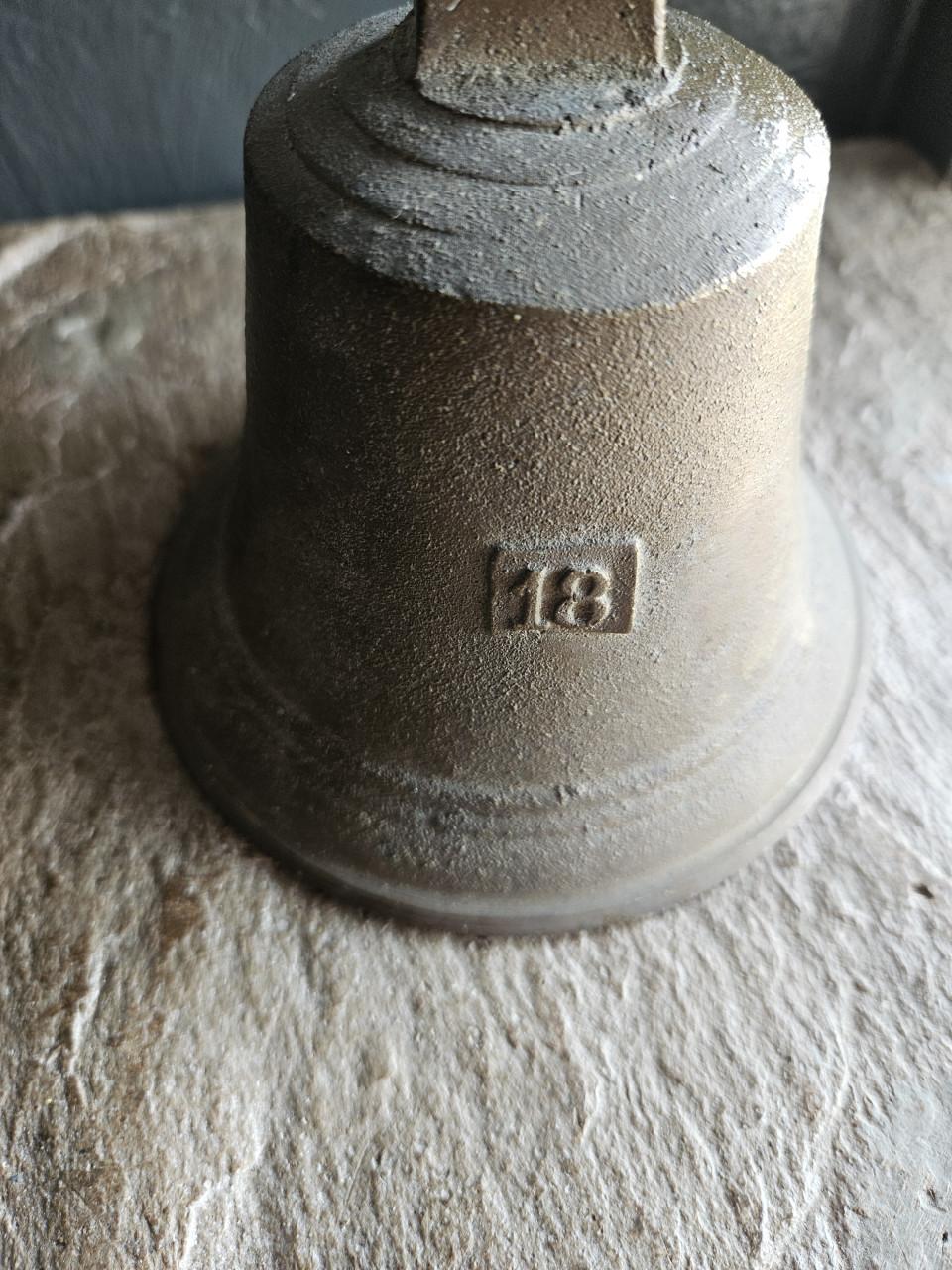 Antieke zware bronzen scheepsbel met '18' Markering