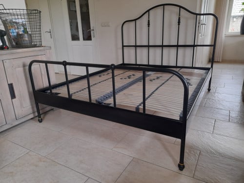 Prachtig metalen bed 160 x 200 met bossflex lattenbodems (in goede staat)