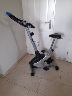 Hometrainer (werkt naar behoren ) in goede staat !