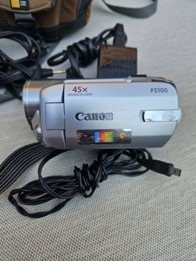 Mooie kleine Canon FS100 SD Camcorder/ videocamera incl accessoires...