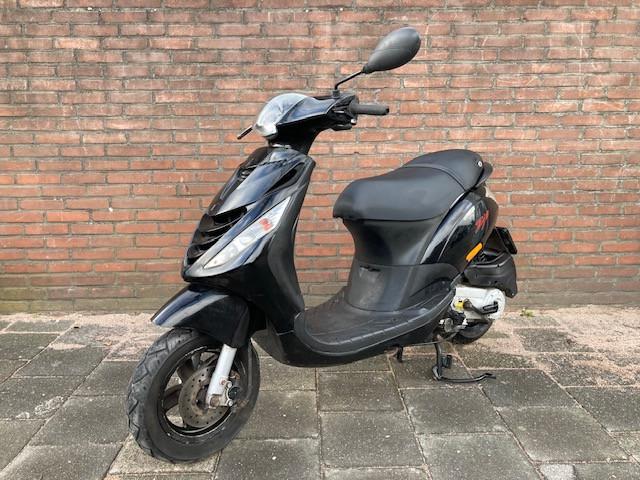LEUKE PIAGGIO ZIP 4 TAKT SNOR SCOOTER ! BOUWJAAR 2015