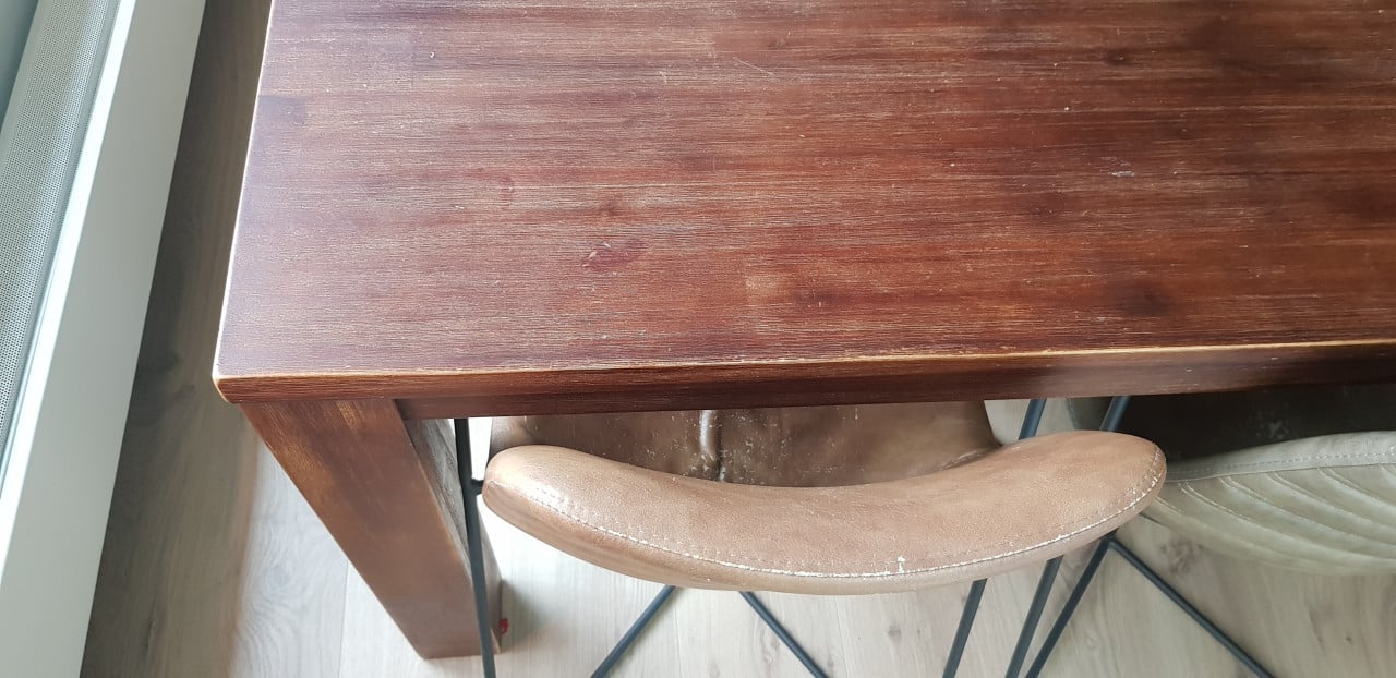 Inboedel: boekenkasten, eettafel, fauteuils, hanglampen, vloerlamp