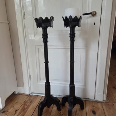Stel antieke houten kerkkandelaars
