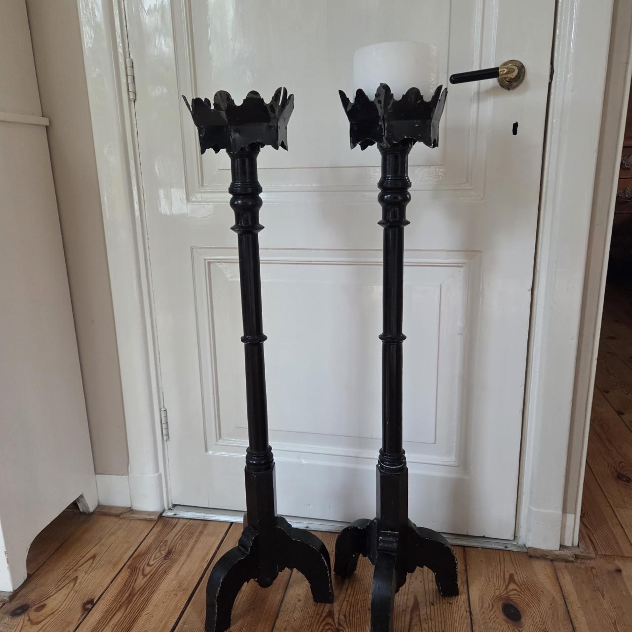 Stel antieke houten kerkkandelaars