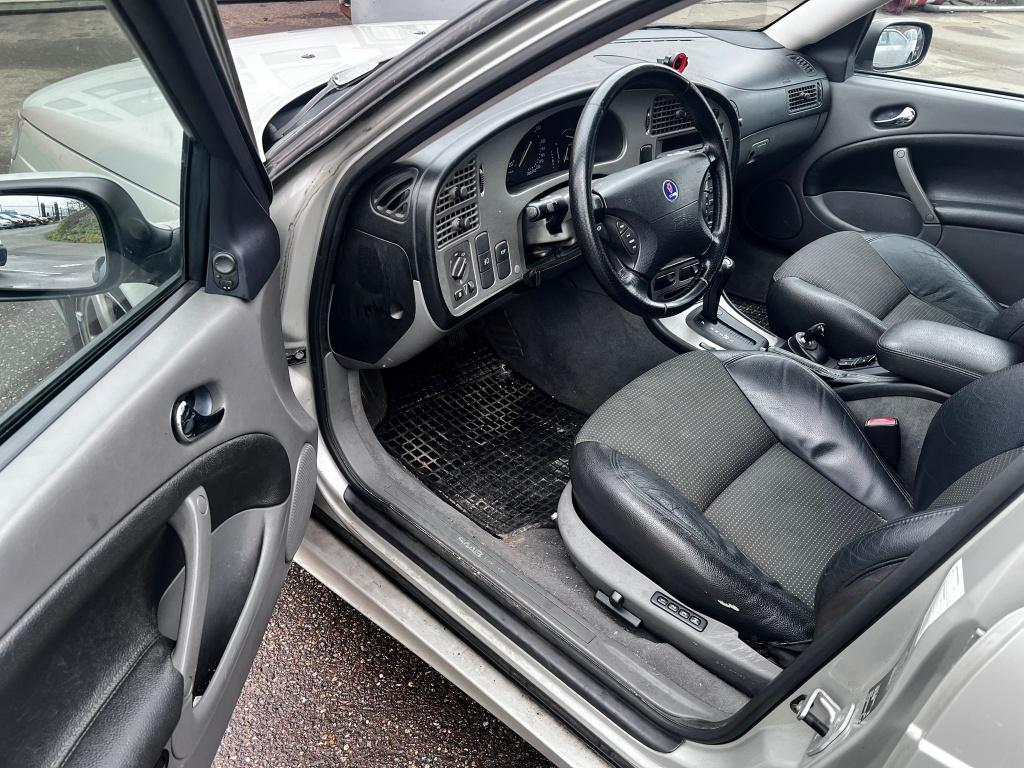 Saab 9-5 estate 2.3t vector