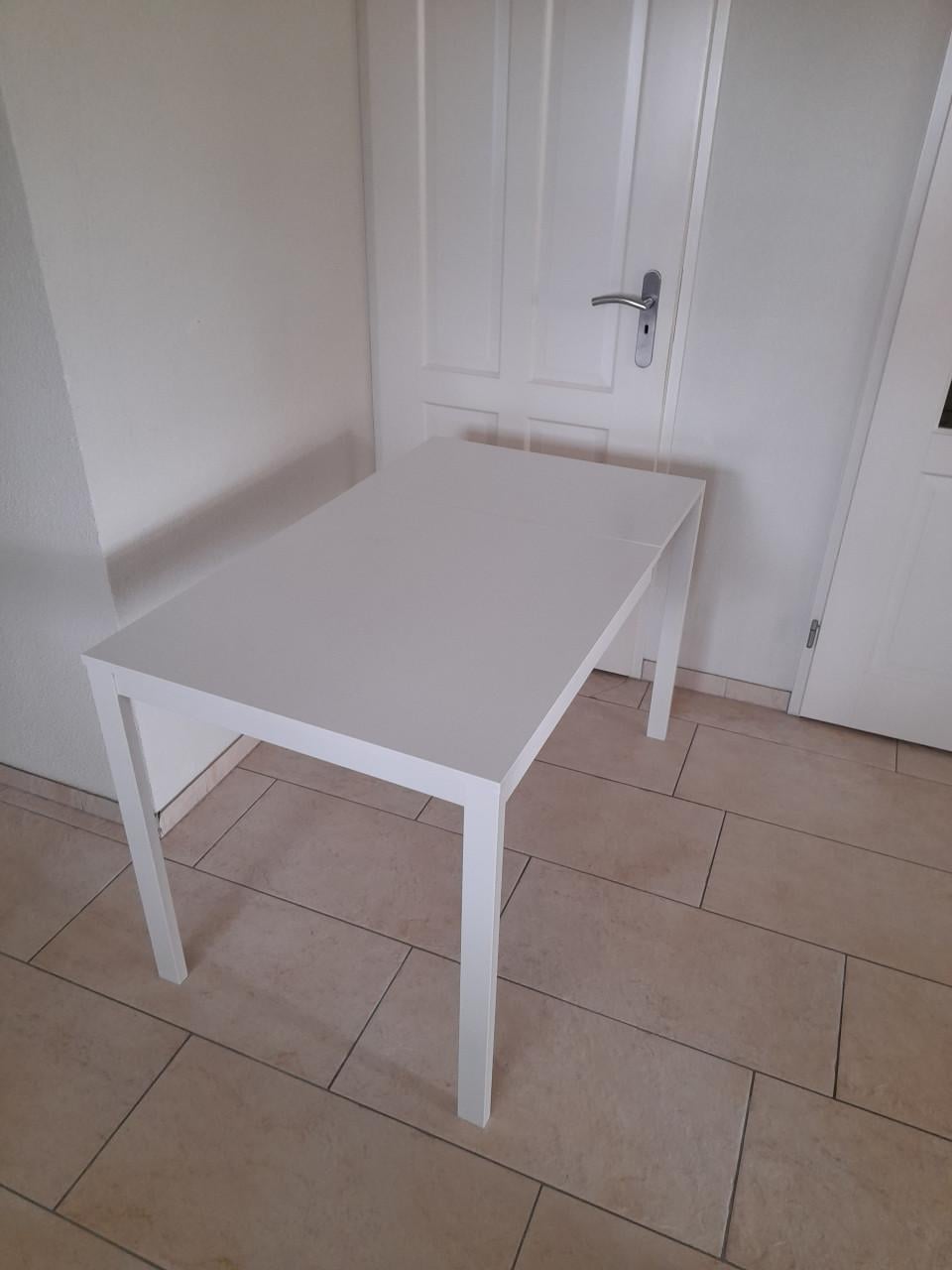 Witte tafel (uit trek baar)  70 x 80 (in goede nette staat)