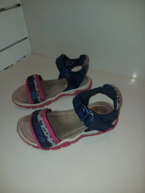 Leuke z.g.a.n. blauw roze sandalen (maat 26)